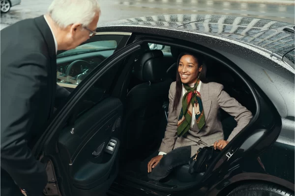 1280___px__800___px_Woman_getting_out_of_car_with_chauffeur